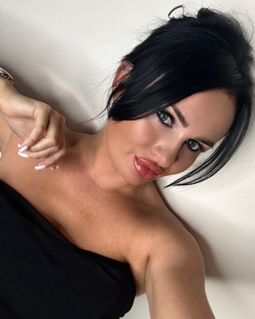 Индивидуалка Питера Юля с 1 размером груди предлагает интим услуги у метро Чкаловская  +7(981)809-84-20 